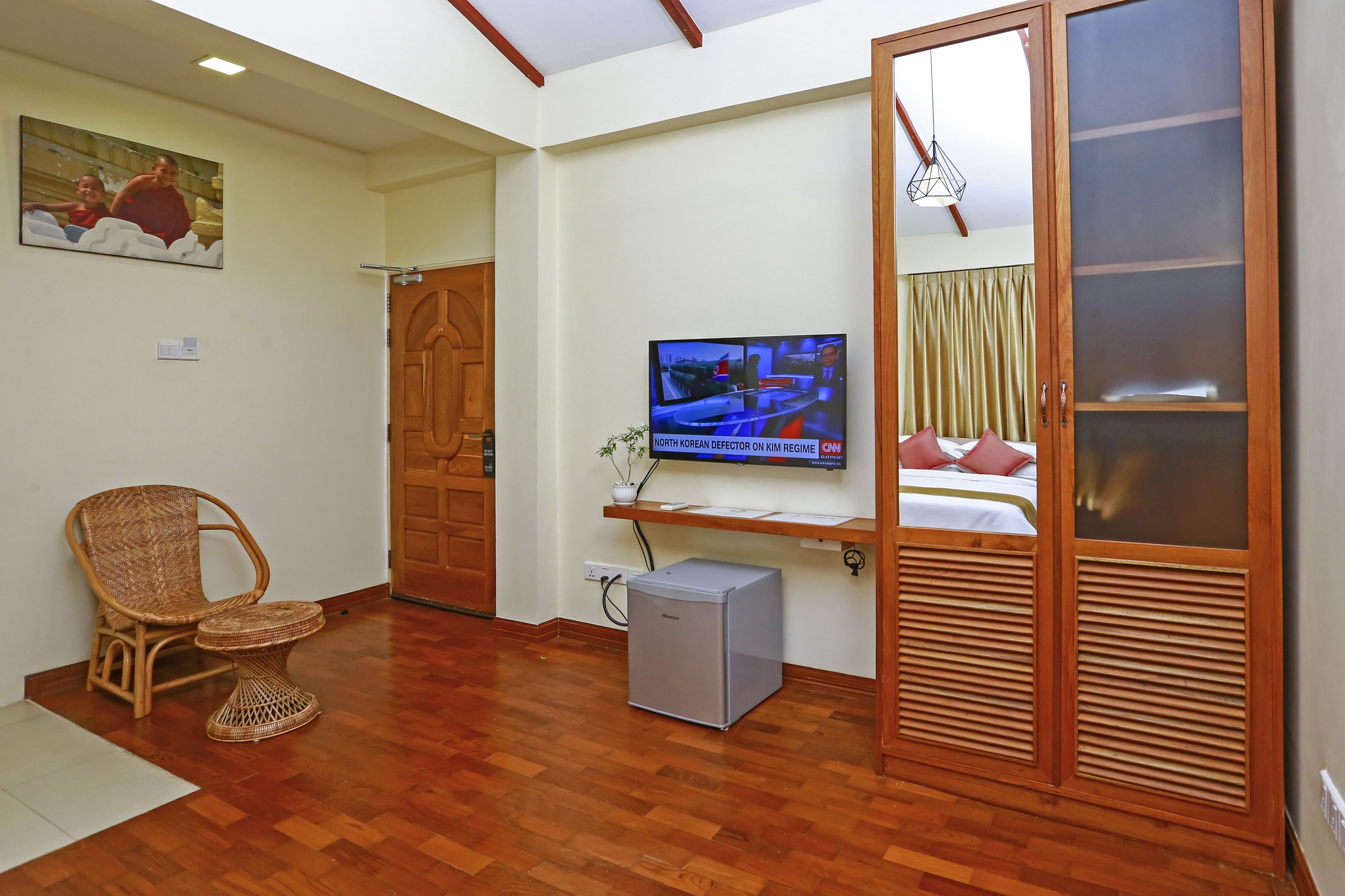 deluxe loft, garden view | mini fridge