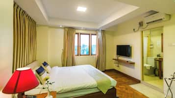 Deluxe Double Room | In-room safe, desk, soundproofing, iron/ironing board