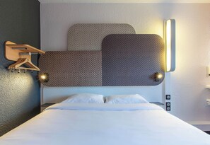 Desk, soundproofing, iron/ironing board, free cribs/infant beds - B&B HOTEL Châteauroux A20 L'Occitane (Deols)