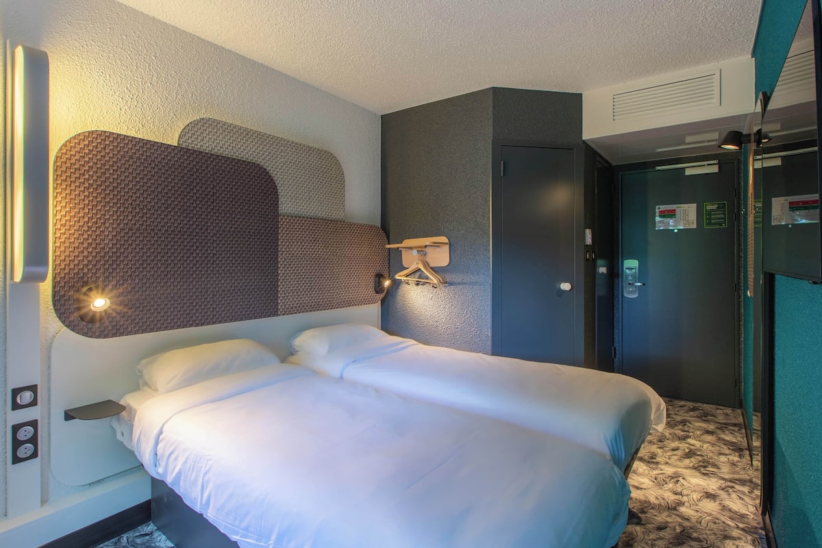 twin room, non smoking | bathroom | shower, free toiletries, hair dryer, towels