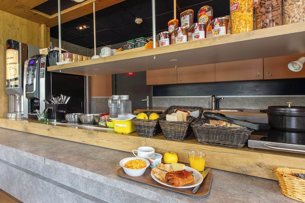 Sarapan bufet setiap hari dengan fi