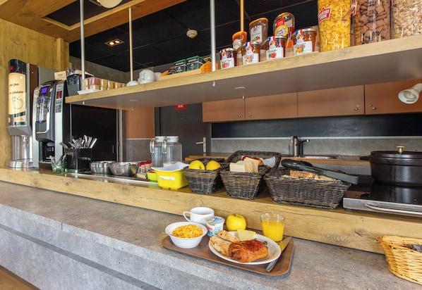 每日供應自助早餐 (費用另計)