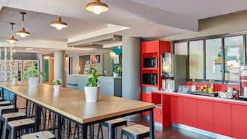 Dagelijks ontbijtbuffet (EUR 8.50 per persoon)