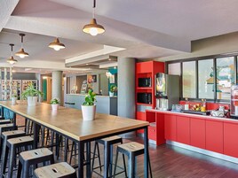 Se ofrece un desayuno bufé todos los días (8.50 EUR por persona)