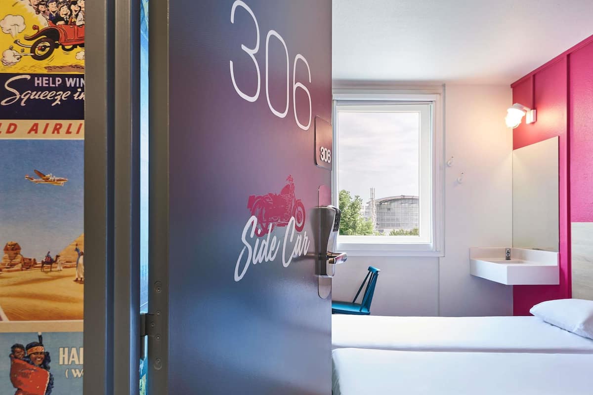 Quarto (Side-Car) | Cortinas blackout, ferros/tábuas de passar roupa, Wi-Fi de cortesia