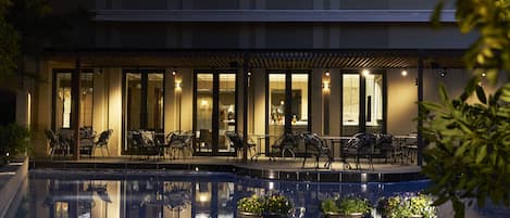 7 restaurantes; se sirve almuerzo y cena; cocina china