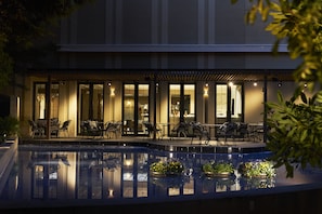 7 restaurantes, se sirven comidas, cenas y cocina china