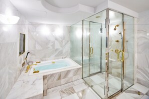 Separate bathtub and shower, jetted bath, free toiletries, hair dryer - Hotel Gajoen Tokyo (Tokyo)