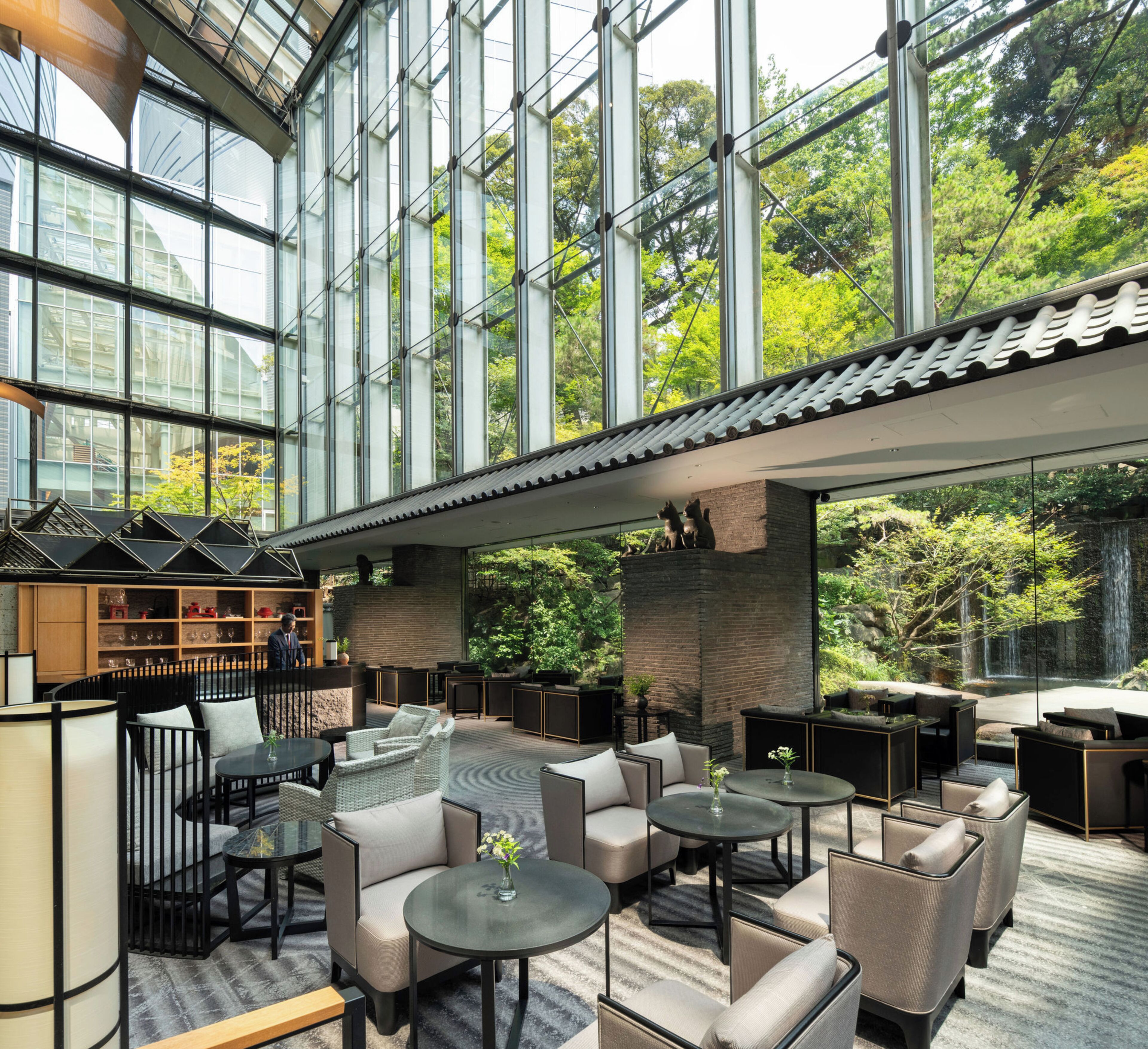 4 restaurants; lunch and dinner served