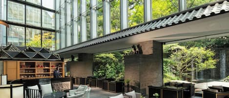 4 restaurants servant le déjeuner et le dîner