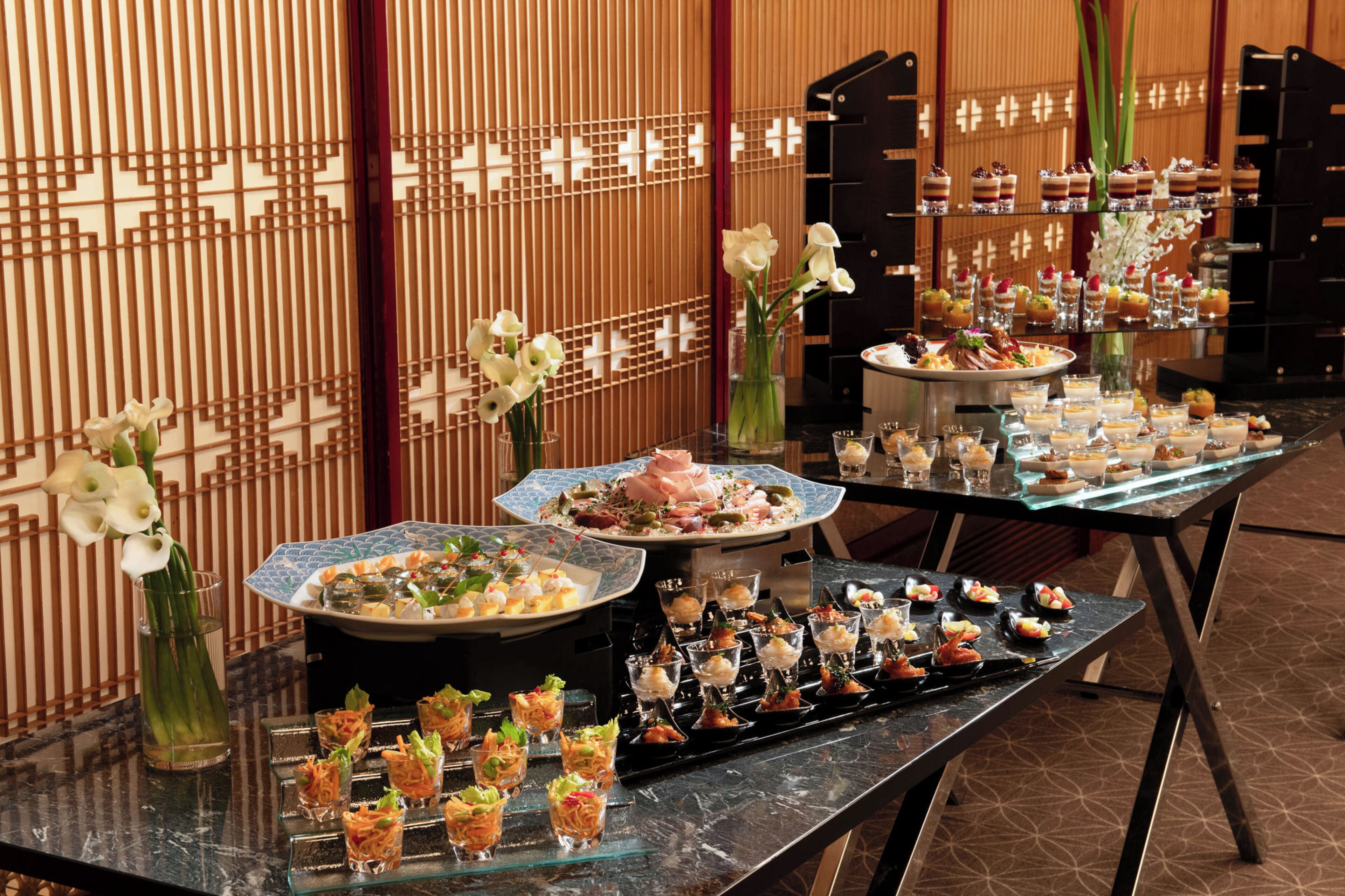 Una mesa de buffet con diversos platos y bebidas.