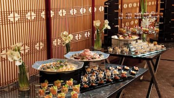 Una mesa de buffet con diversos platos y bebidas.