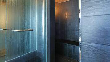 Separate bathtub and shower, jetted bath, free toiletries, hair dryer