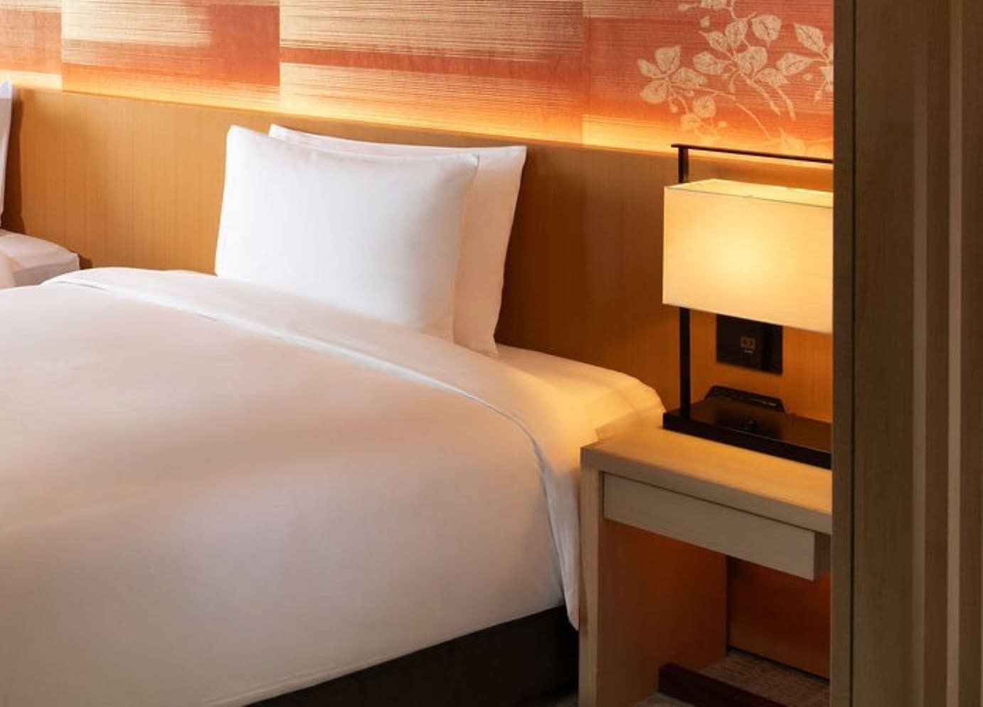 Habitació Deluxe, 1 llit de matrimoni gran, vistes al riu | Cobrellits, minibar, caixa forta a l'habitació i escriptori 