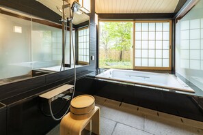 Separate tub and shower, jetted tub, free toiletries, hair dryer - Gajoen Tokyo (Tokyo)