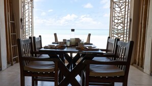A dining table set for six with a view of the beach. - Clef des Iles (Mahé Island)
