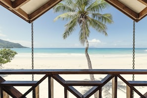 A wooden deck with a view of a beach and a palm tree. - Clef des Iles (Mahé Island)