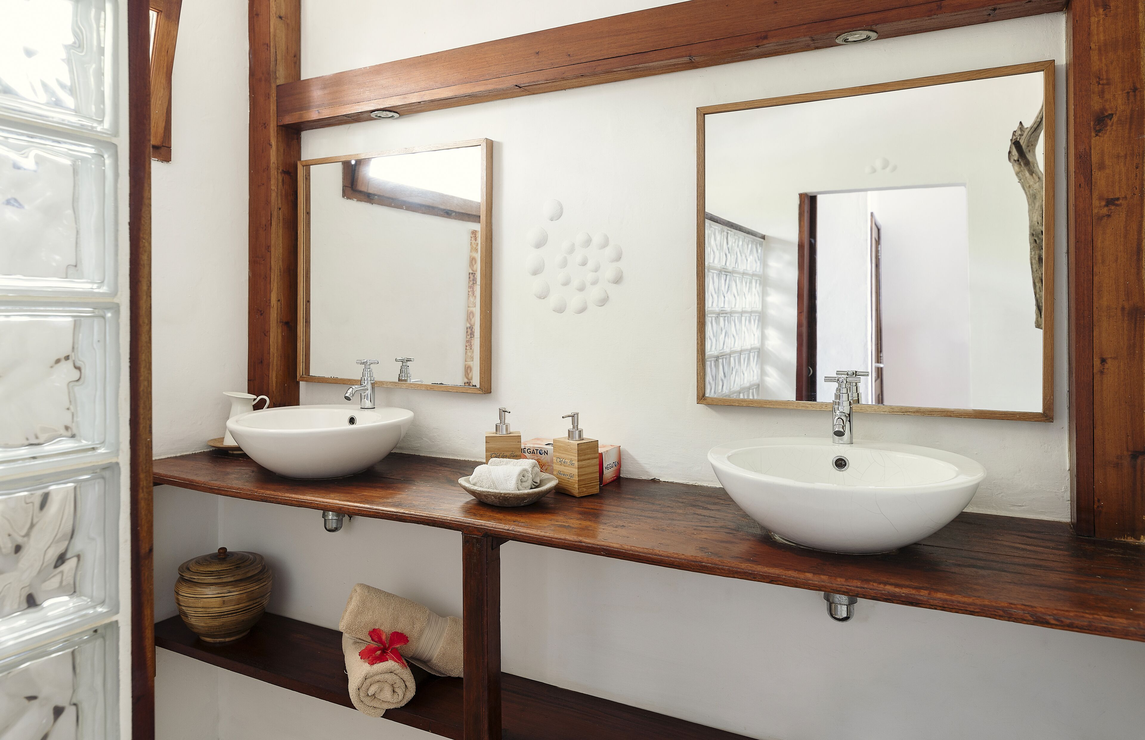 shower, rainfall showerhead, free toiletries, hair dryer