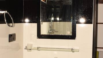 Chuveiro, produtos de toalete grátis, secador de cabelo