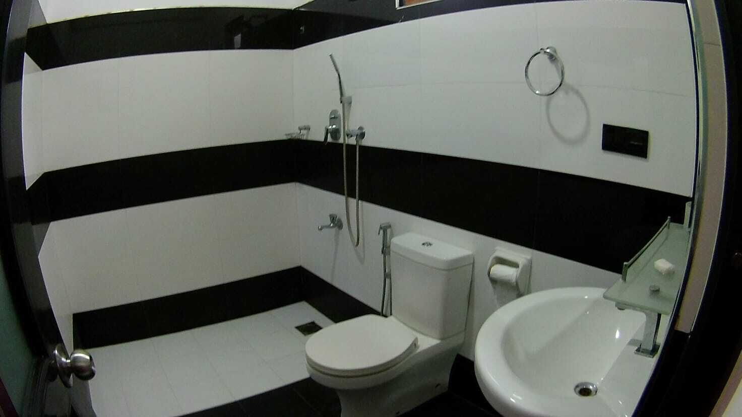 Un baño con inodoro, lavamanos y ducha.