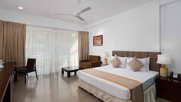 Deluxe Double Room, Lake View | Minibar, in-room safe, desk, soundproofing