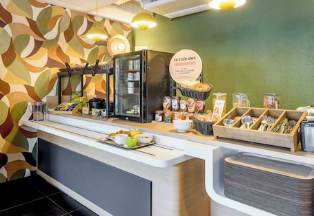 每日供应自助式早餐(需付费). B&B酒店图卢兹Cité de l'Espace Hurel