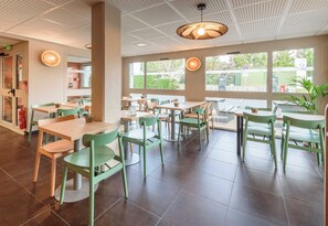 Colazione a buffet a pagamento, servita tutte le mattine 