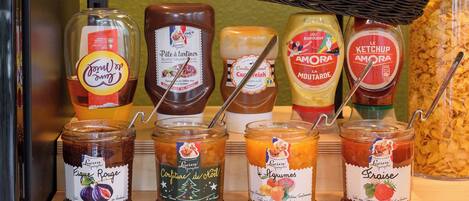 Exibição de diversos condimentos, incluindo doce de figo, compota de figo, marmelada de figo, ameixas secas com figo e doce de morango.