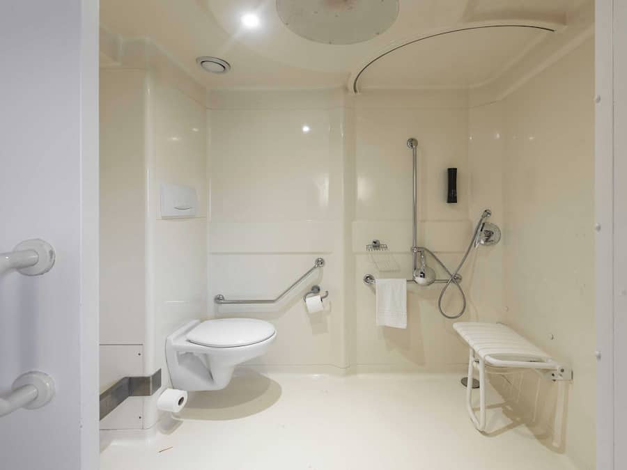 Double Room, Mobility Accessible, Non Smoking | Bathroom | Shower, free toiletries, towels