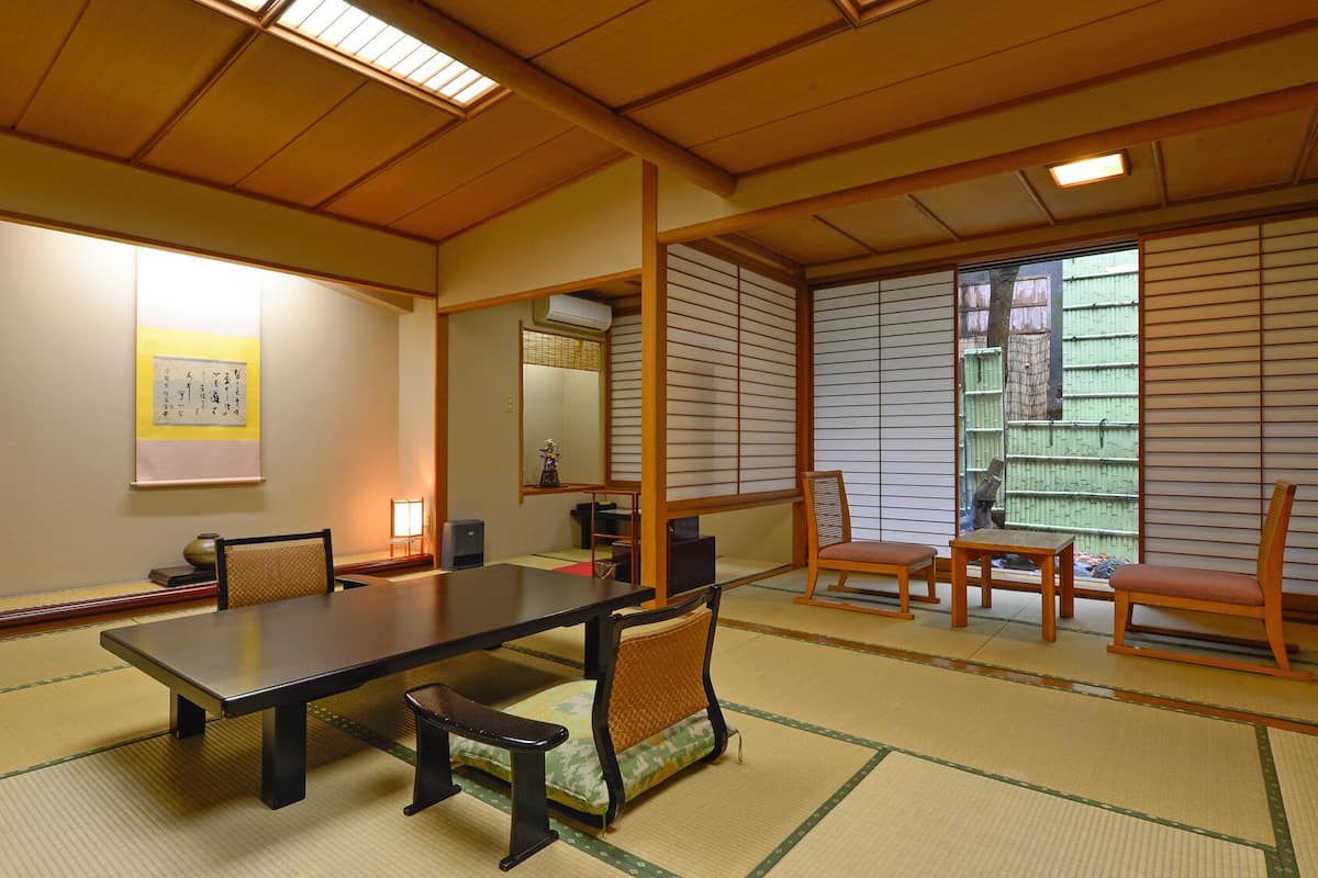 用餐區 | 2 間餐廳；供應午餐和晚餐