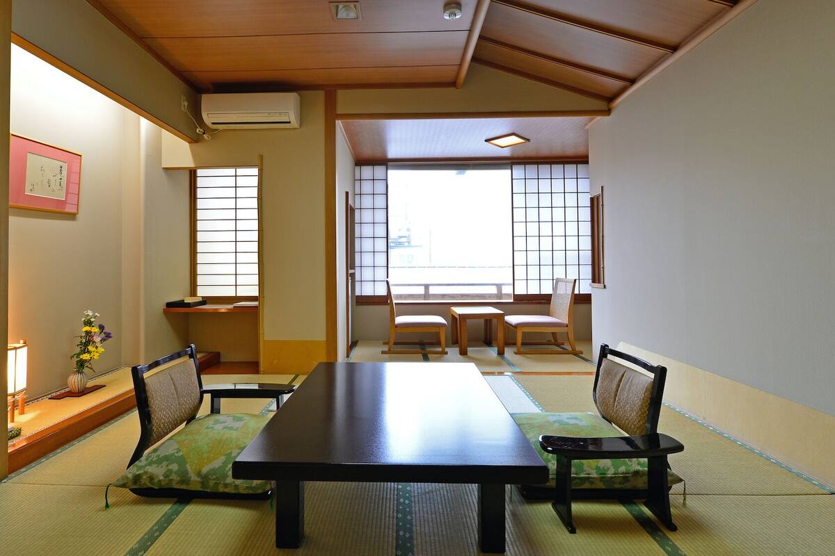 用餐區 | 2 間餐廳；供應午餐和晚餐