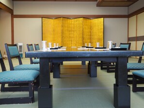 2 restaurants servant le déjeuner et le dîner, plats Cuisine japonaise