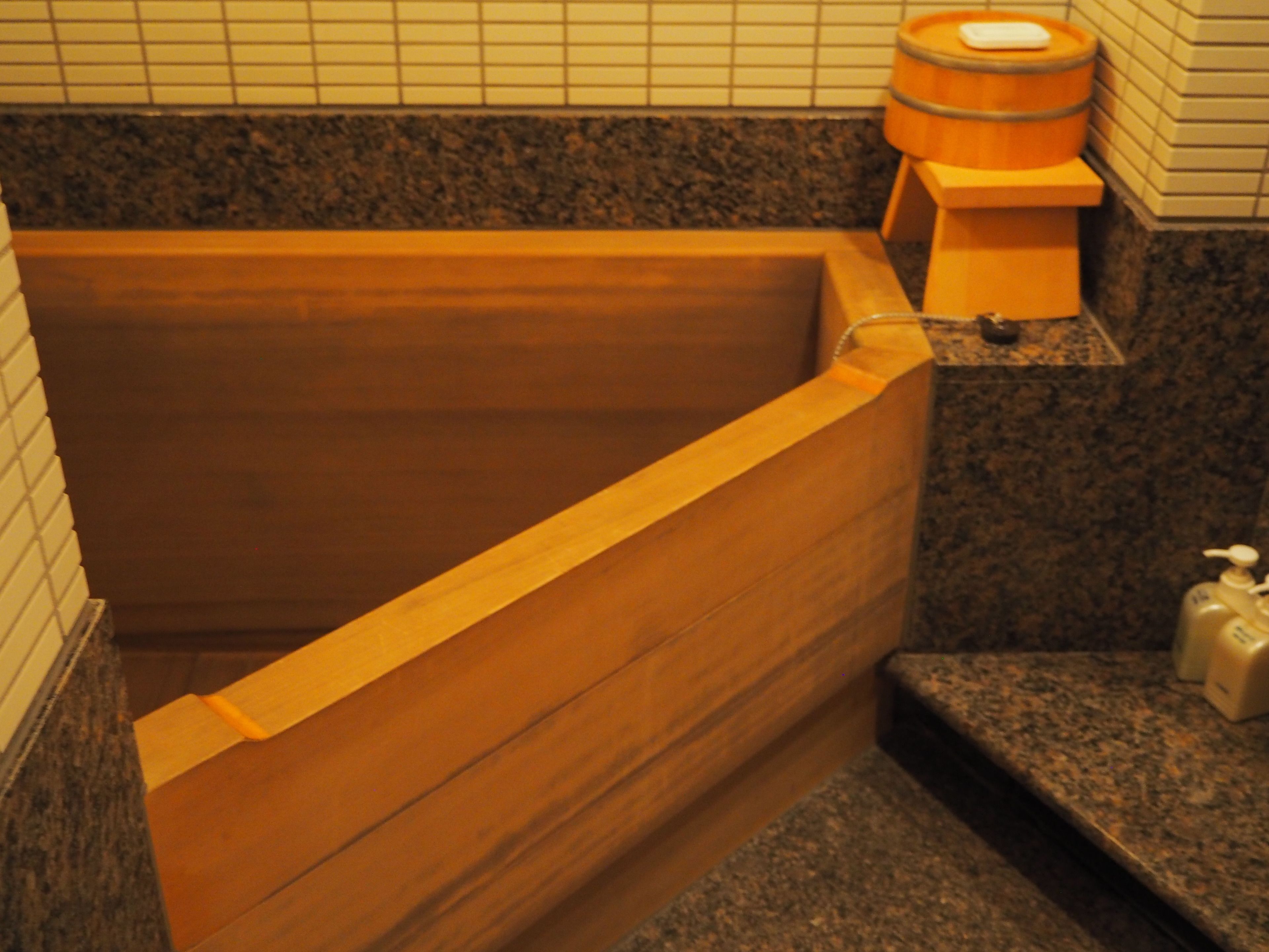 Combined shower/bathtub, deep-soaking bathtub, free toiletries