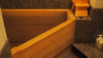 Combined shower/bathtub, deep-soaking bathtub, free toiletries