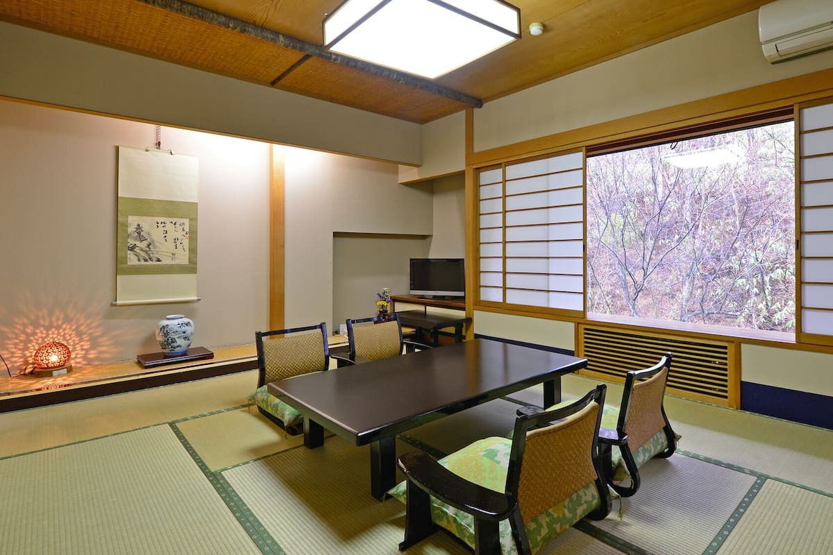 用餐區 | 2 間餐廳；供應午餐和晚餐