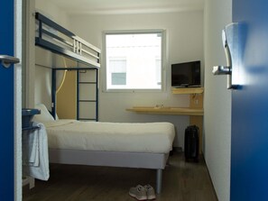 Standard Room, 1 Double Bed | Desk, free rollaway beds, free WiFi, bed sheets
