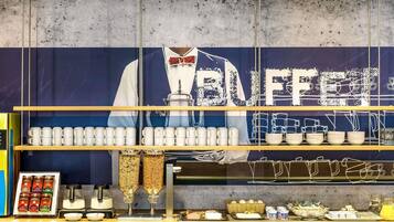 Se ofrece un desayuno bufé todos los días (por un coste adicional)