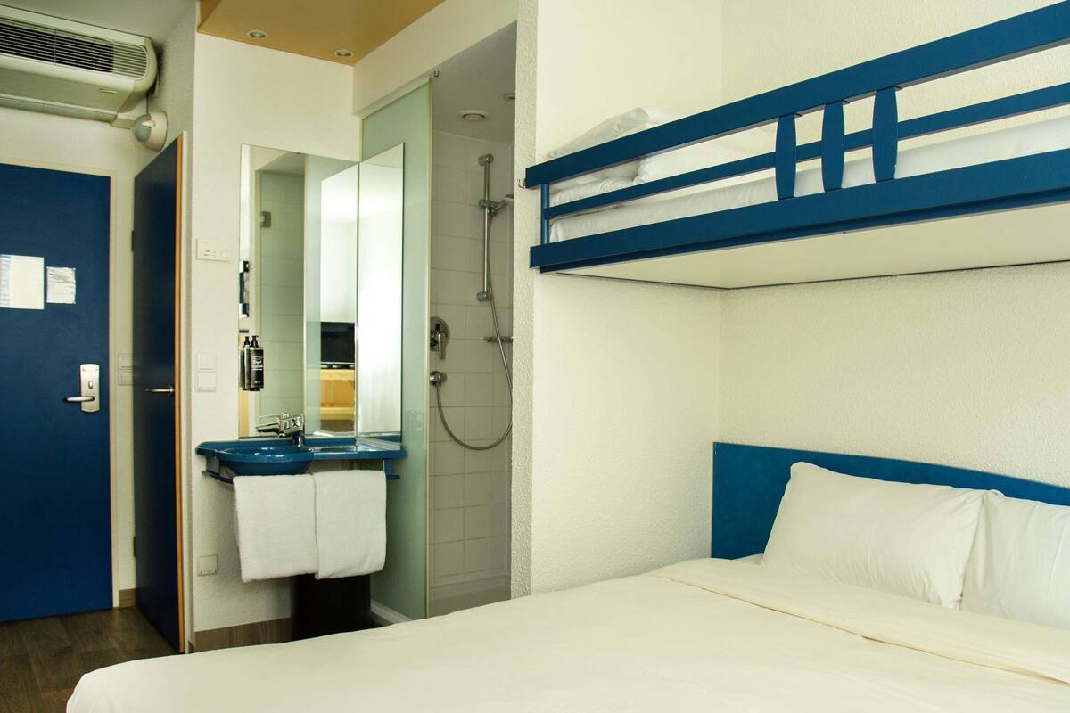 Standard Room, 1 Double Bed | Desk, free rollaway beds, free WiFi, bed sheets
