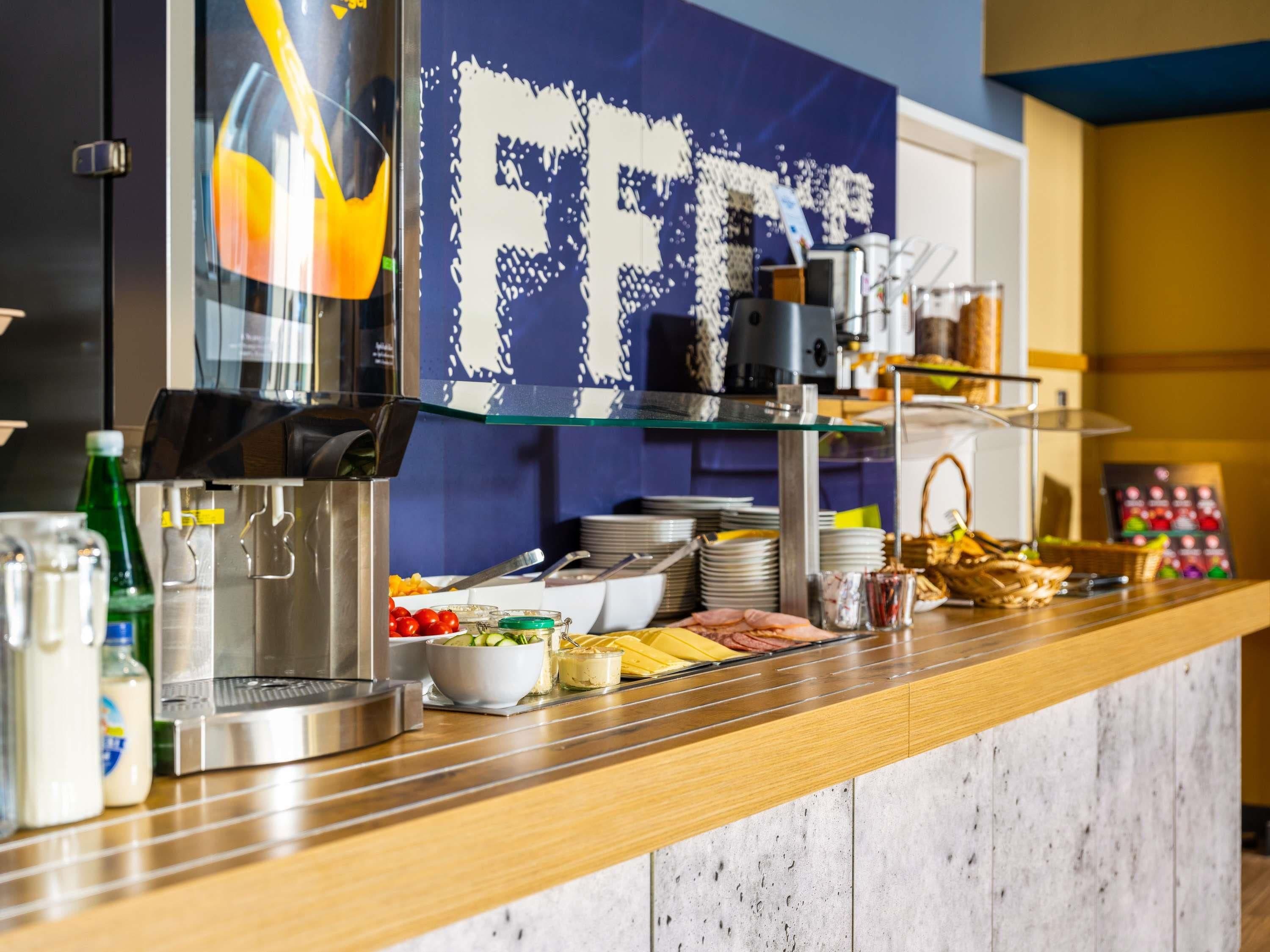Ein Buffet mit verschiedenen Speisen, einer Kaffeemaschine und einer Glasvitrine.