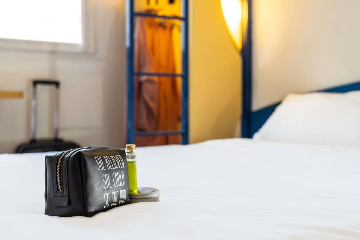 Habitación estándar, 1 cama matrimonial | Escritorio, camas extra gratis, wifi gratis y ropa de cama