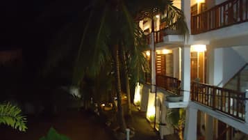 Fachada da propriedade à noite