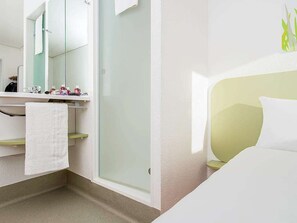 Triple Room (1 Double Bed and 1 Single Bunk Bed) | Desk, free WiFi, bed sheets - ibis budget Sheffield Arena (Sheffield)