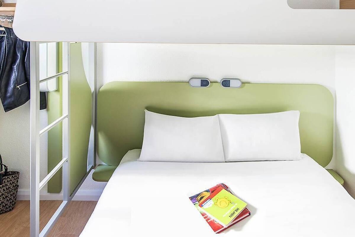 三人房 (1 Double Bed and 1 Single Bunk Bed) | 書桌、免費 Wi-Fi、床單