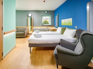 Escritorio, wifi gratis y ropa de cama