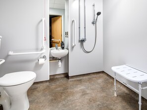 三人房 (1 Double Bed and 1 Single Bunk Bed) | 办公桌、免费 WiFi、床单