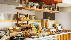 En morgenmadsbuffet med forskellige retter og tilbehør.