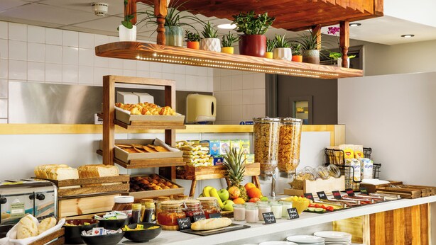 Un buffet de petit-déjeuner proposant une variété d'aliments et d'accompagnements.