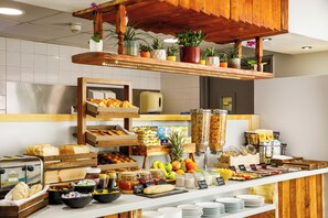 Un buffet de petit-déjeuner proposant une variété d'aliments et d'accompagnements.