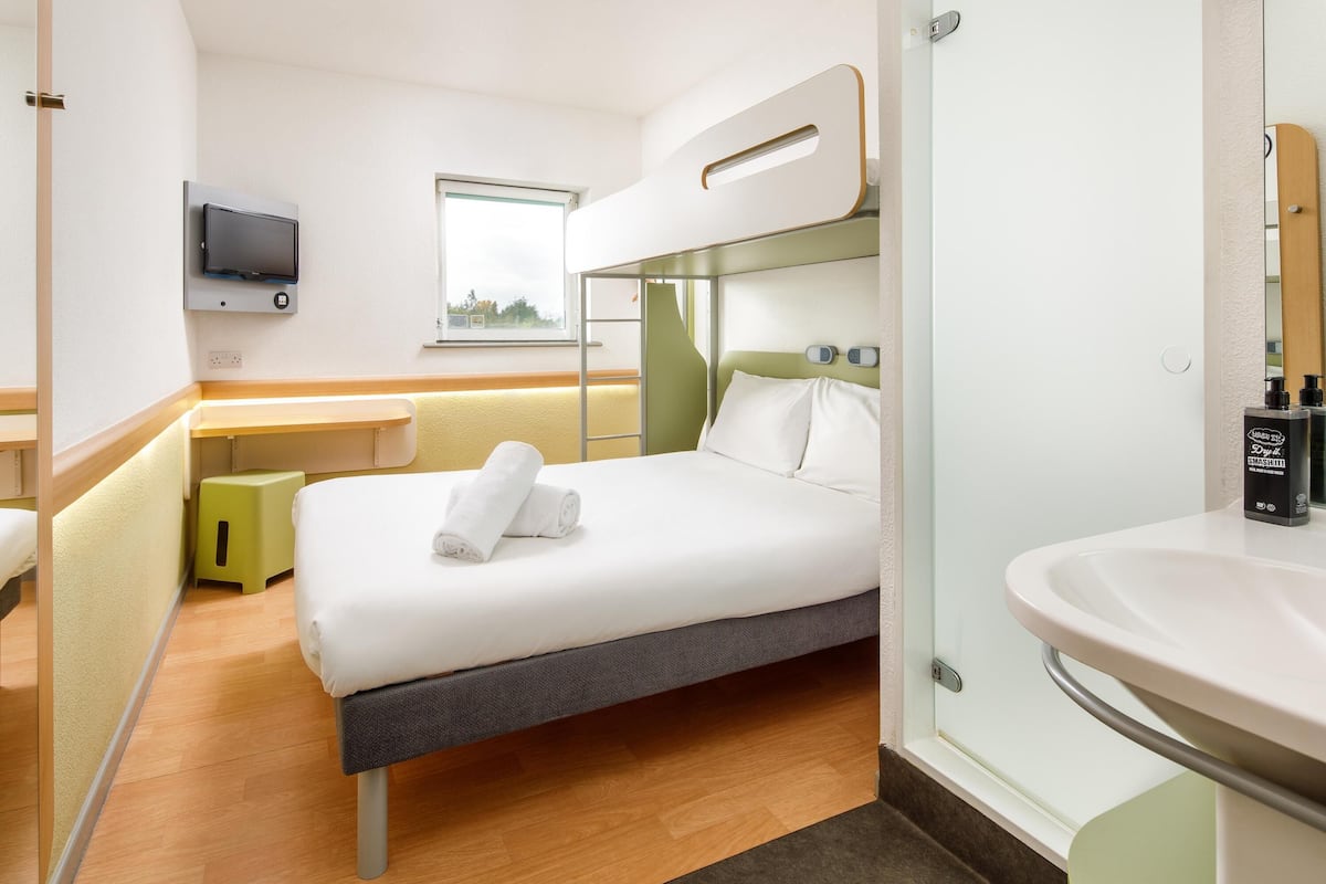 Triple Room (1 Double Bed and 1 Single Bunk Bed) | Meja, Wi-fi percuma, cadar katil