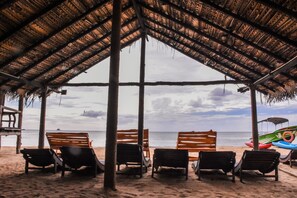 A beach hut with wooden benches and a thatched roof overlooking the sea. - Silver Shine Beach Resort (Kalpitiya)
